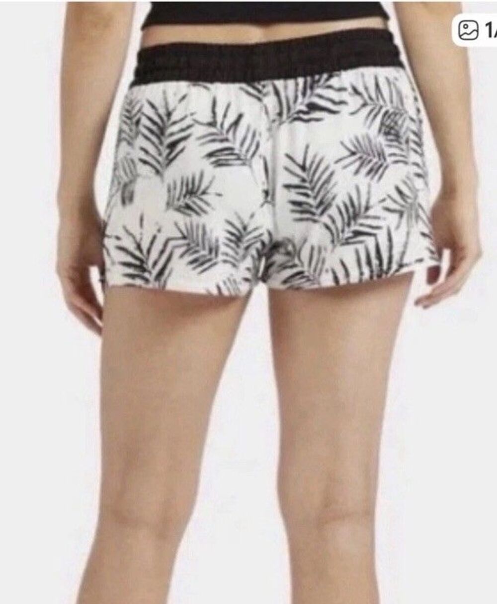 Vuori Clementine 2.0 Shorts 2.5” Womens Large Palm Leaf White Black - Picture 2 of 6